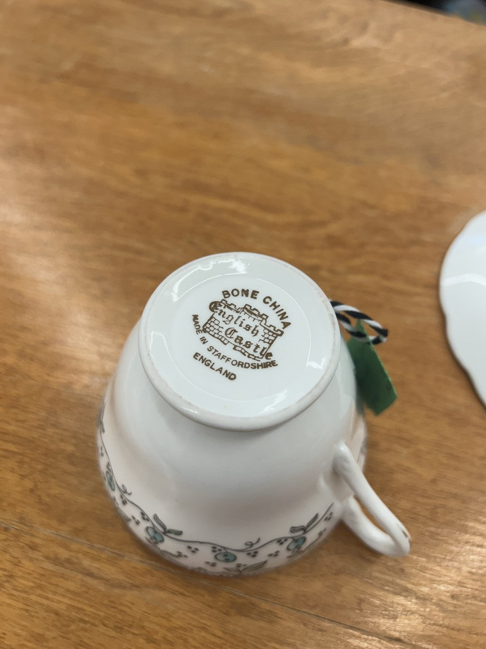 English Castle Bone China Teacup w/ Saucer|3871